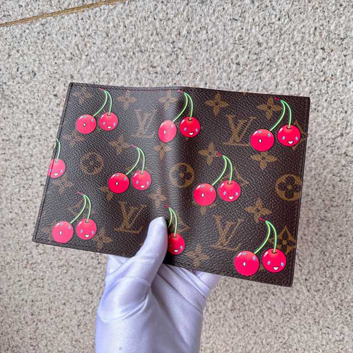 LOUIS VUITTON M13424 パスポートケース 村上隆コラボ サイズ:10x14x2.5cm