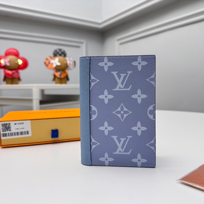 LOUIS VUITTON M14358 パスポートケース モノグラムマッカサー ブルー サイズ:10x14x2.5cm