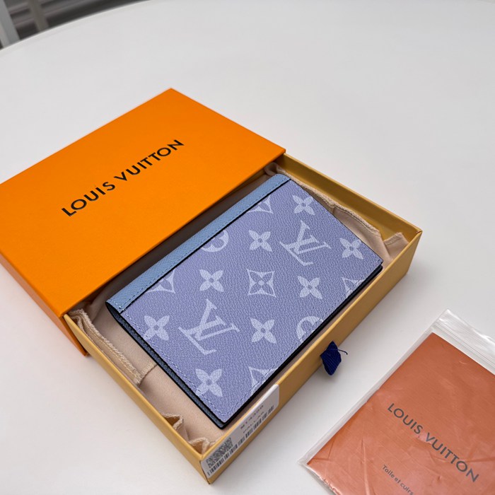 LOUIS VUITTON M14358 パスポートケース モノグラムマッカサー ブルー サイズ:10x14x2.5cm