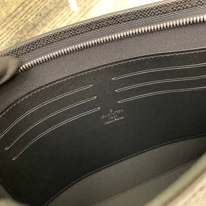 LOUIS VUITTON M30450 ポシェット ボヤージュ タイガ サイズ:27x21cm