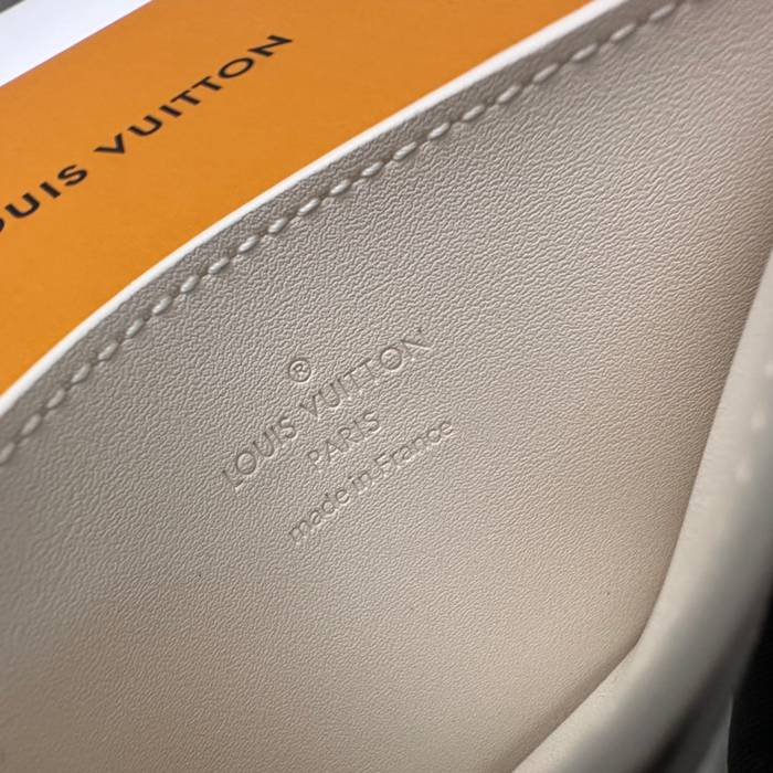 LOUIS VUITTON M83699 名刺ケース モノグラムシャドウ アイボリー サイズ:11x7x1.5cm