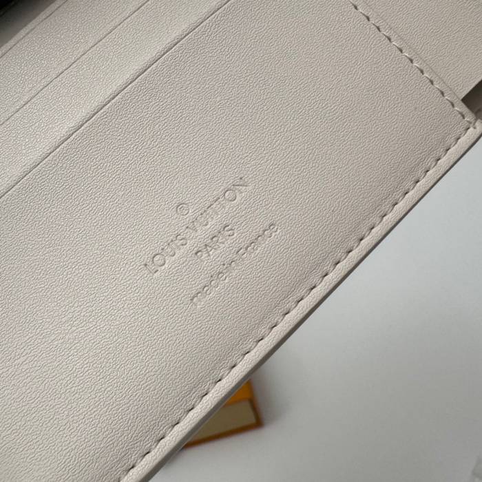 LOUIS VUITTON M83380 マルチプル短財布 モノグラムシャドウ ホワイト サイズ:11.5x9x1.5cm