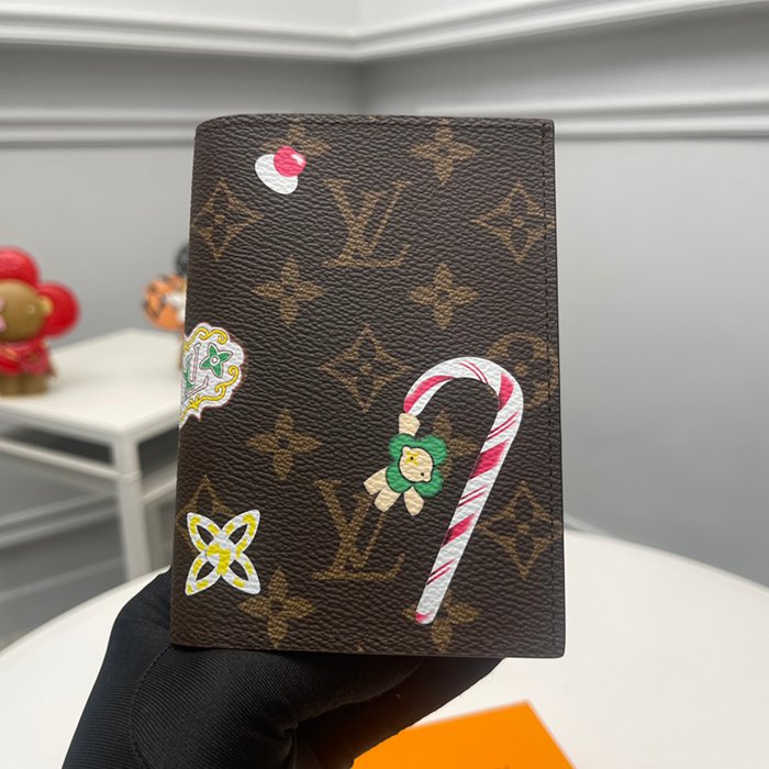 LOUIS VUITTON M12219 パスポートケース キャンディファクトリー ヴィヴィエンヌ サイズ:10x14x2.5cm