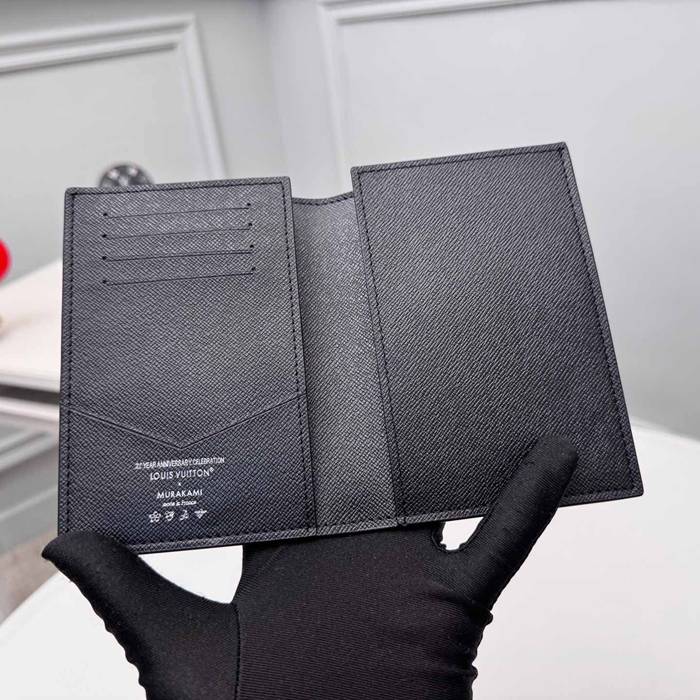LOUIS VUITTON M13414 パスポートケース 村上隆コラボ ブラックマルチ サイズ:10x14x2.5cm