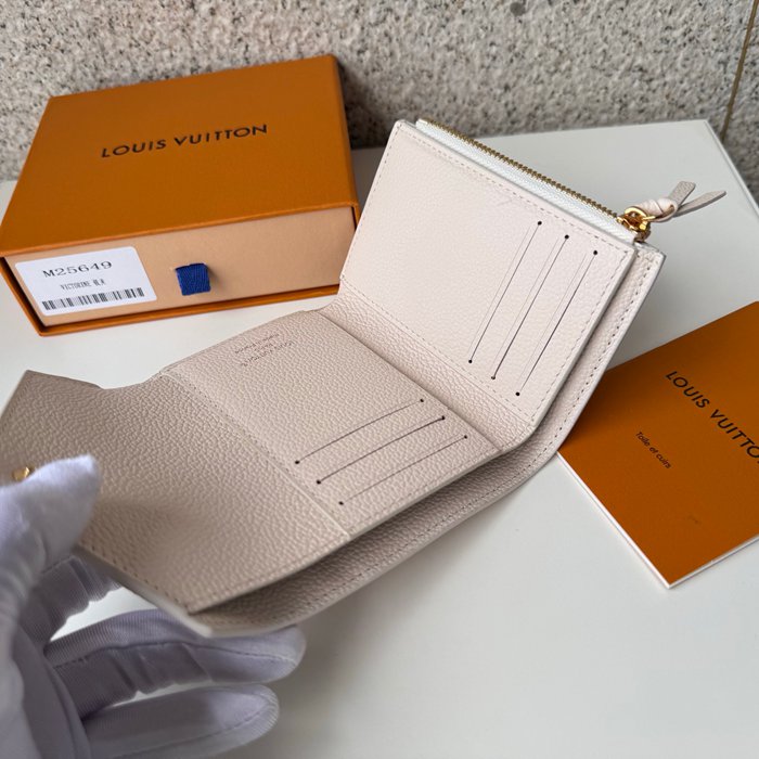 LOUIS VUITTON M25649 ヴィクトリーヌ財布 モノグラムアンプラント サイズ:12x9.5x2.5cm