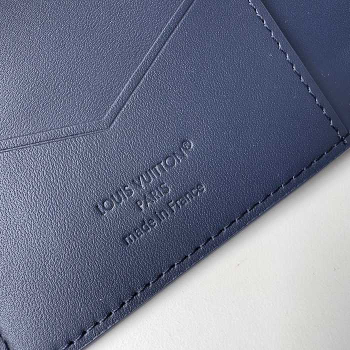 LOUIS VUITTON M14792 パスポートケース モノグラムシャドウ ブルー サイズ:10x14x2.5cm