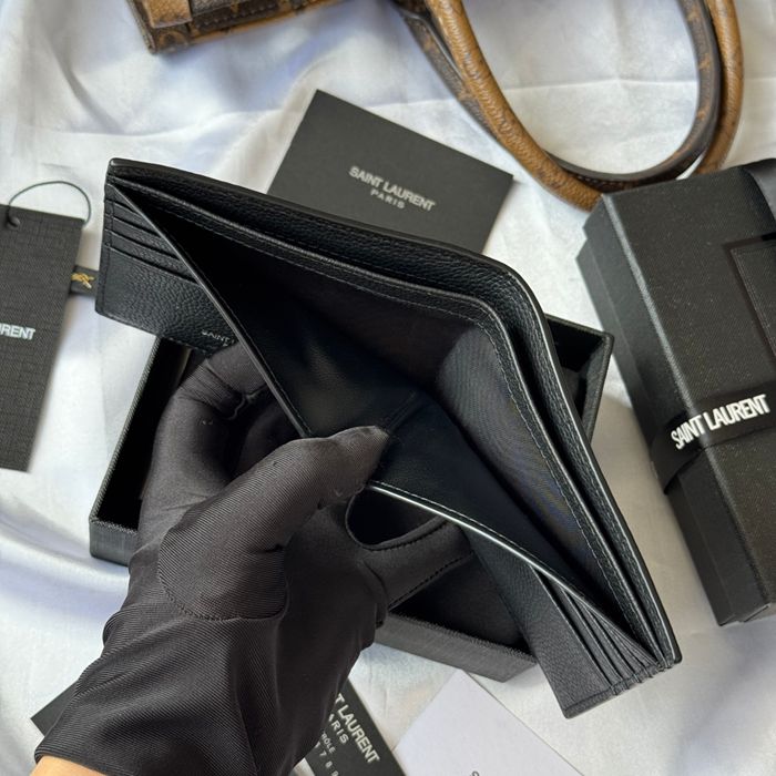 SAINT LAURENT 607727 メンズ対折り財布 荔枝紋刻印 サイズ:11x9.5x2.5cm